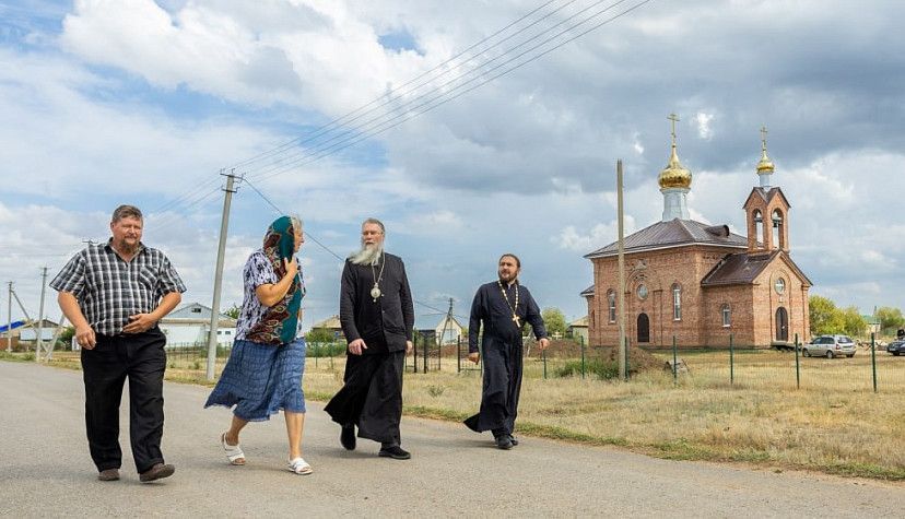 В Саратовской области многодетная семья строит храм и помогает бойцам СВО