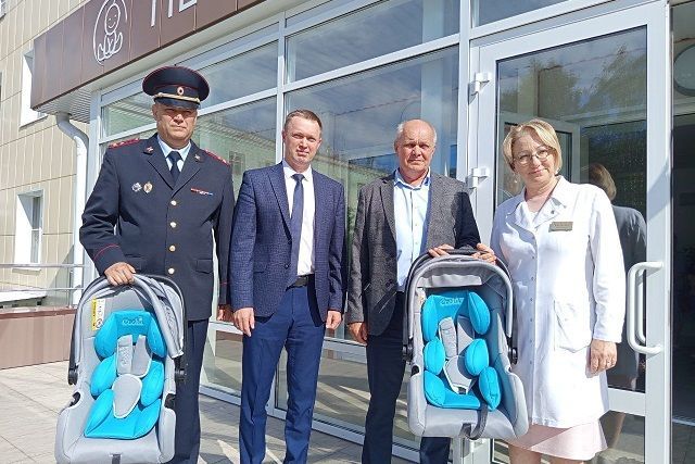 В Перинатальном центре Йошкар-Олы три семьи при выписке получили автолюльки