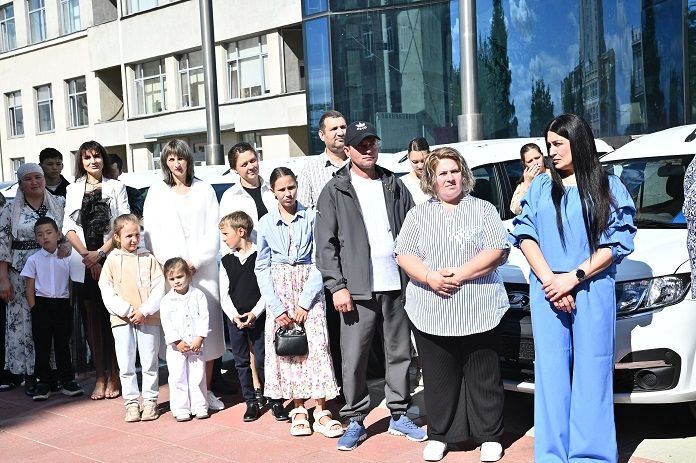 В Новосибирской области подарили автомобили многодетным семьям