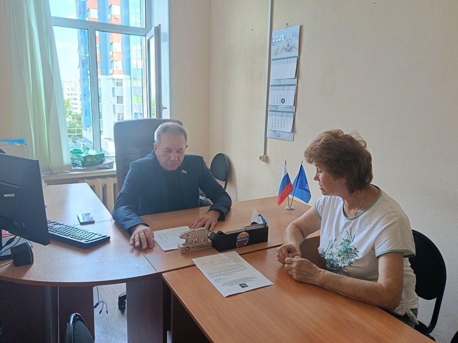В рамках приема граждан Денис Желиховский решил вопрос с оказанием помощи семьям с детьми в подготовке к учебному году