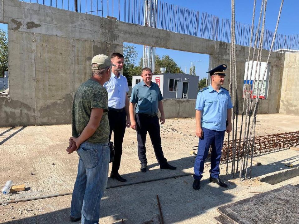 Прокуратурой Староминского района проведен осмотр возводимых в ст. Староминской в рамках национального проекта «Здравоохранение» детской поликлиники на 250 посещений в смену и крытого плавательного бассейна