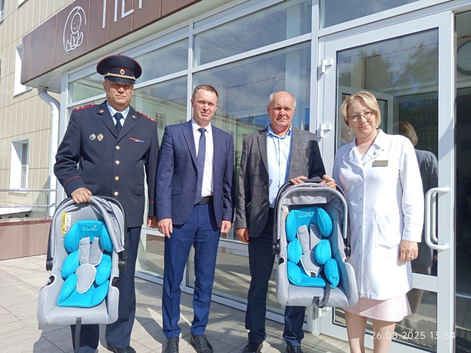 В Перинатальном центре Йошкар-Олы три семьи при выписке получили автолюльки