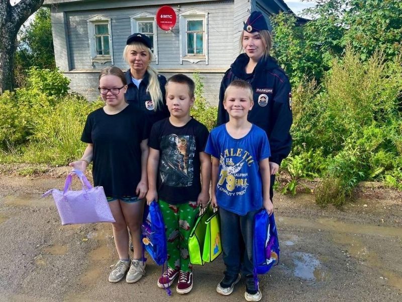 В Шексне полицейские присоединились к акции «Помоги пойти учиться»В Вологодской области полицейские присоединились к акции «Помоги пойти учиться»