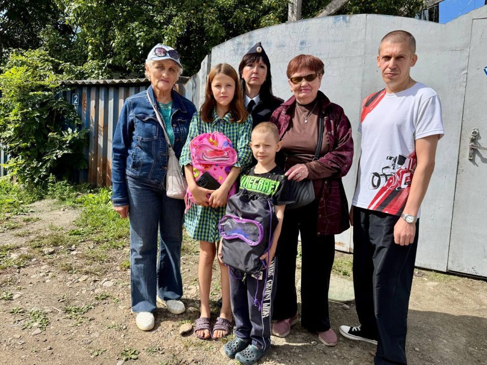 Полицейские и общественники Биробиджана помогли собрать в школу детей из семей, оказавшихся в трудной жизненной ситуации