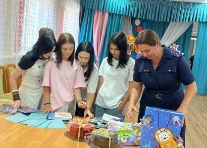 В Кировском округе сотрудники СК России поздравили воспитанников детского дома с наступающим Днем знаний