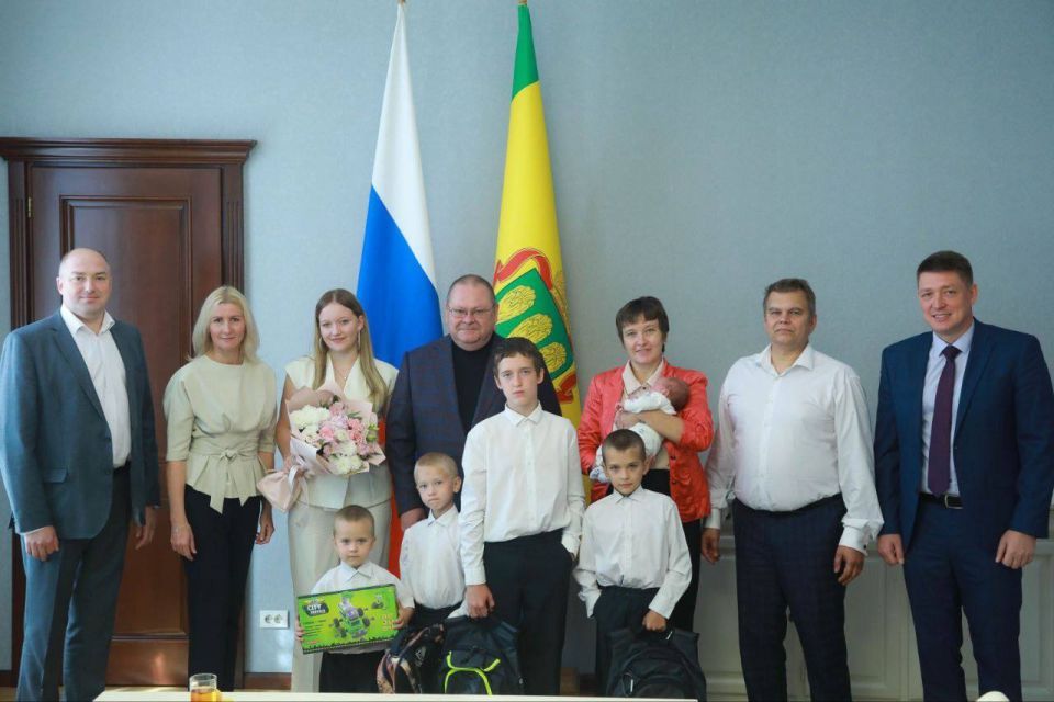 Мельниченко встретился с многодетной семьей и вручил подарки к новому учебному году