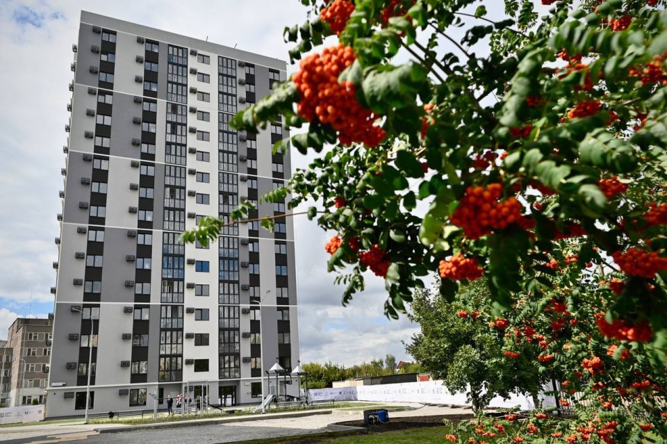 Полпред президента и губернатор оценили уникальный студенческий дом
