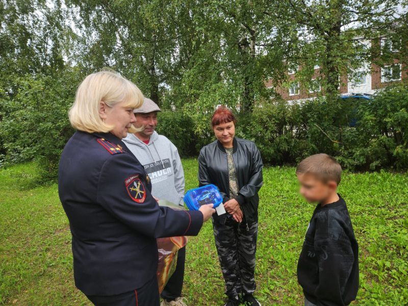 В преддверии нового учебного года полицейские из Сокола и Белозерска присоединились к акции «Помоги пойти учиться»