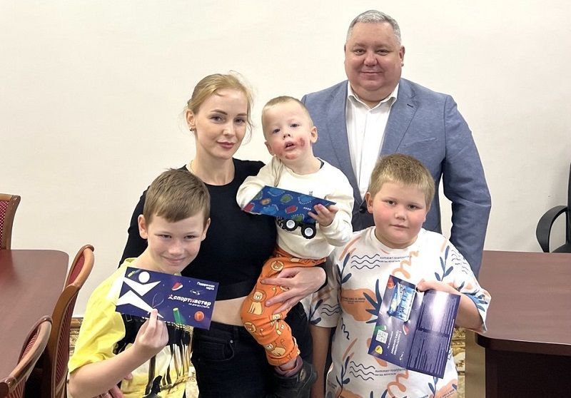 Алексей Комаров помог многодетной семье собраться в школу