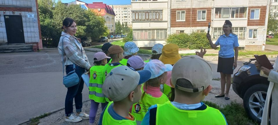 В Томской области сотрудники Госавтоинспекции провели пешеходную экскурсию с воспитанниками детского сада