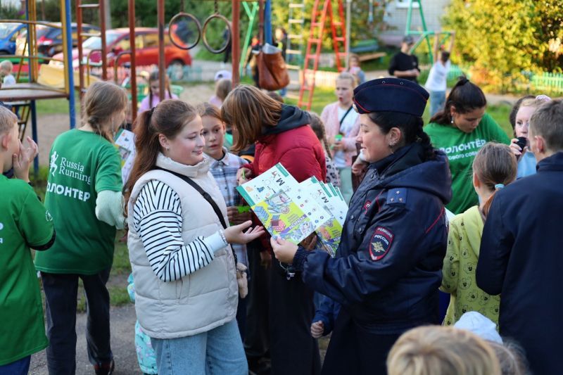 Сотрудники Госавтоинспекции г. Рстова Великого провели с несовершеннолетними профилактические «Игры нашего двора»