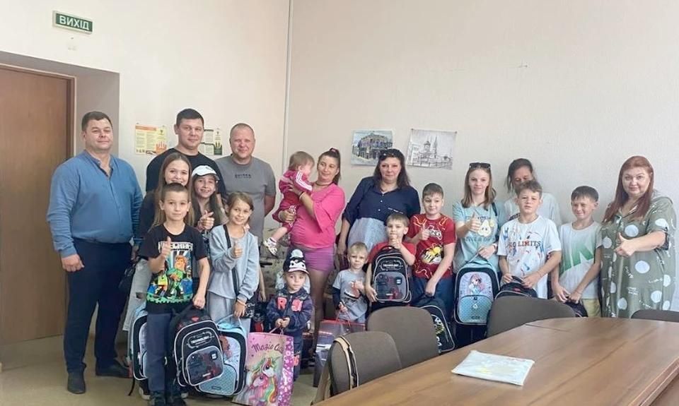 В Луганске многодетным семьям вручили школьные рюкзаки