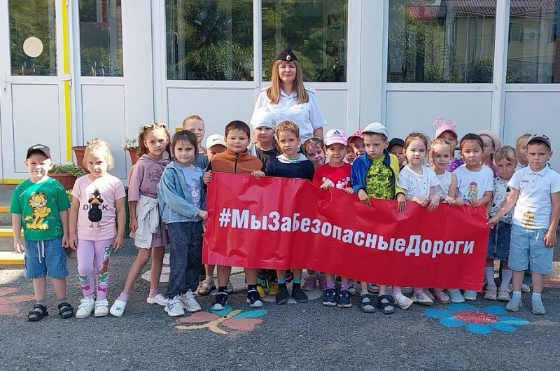 В Тюменской области сотрудники Госавтоинспекции проводят для школьников экскурсии по безопасным маршрутам