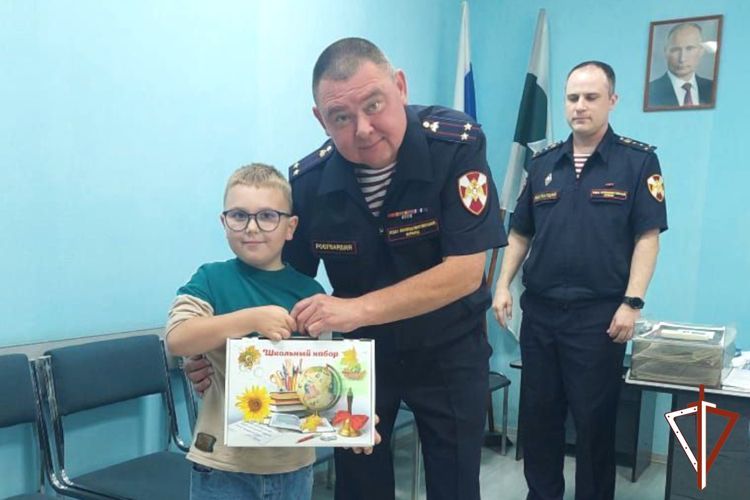 К Дню знаний многодетным семьям росгвардейцев в Курганской области вручили школьные наборы