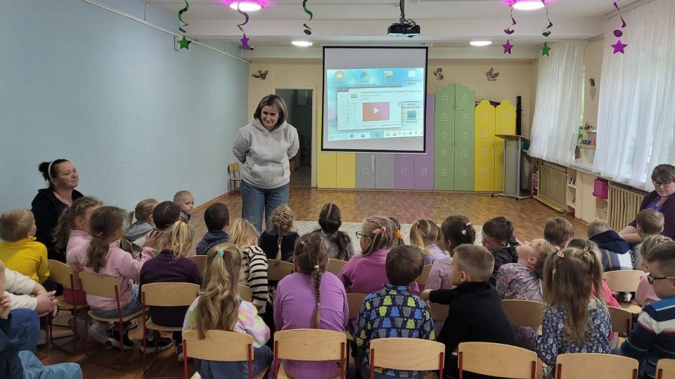 В Кандалакше полицейские провели для воспитанников детского сада «Улыбка» урок дорожной безопасности