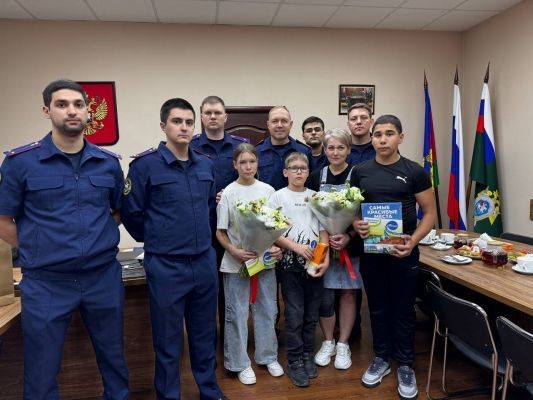 В преддверии Дня знаний сотрудники следственного управления СКР по Краснодарскому краю встретились с семьей погибшего участника СВО в Новороссийске