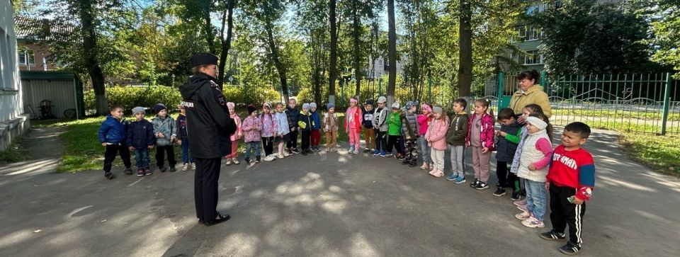 В рамках социальной кампании «Внимание дети» для воспитанников детского сада прошел конкурс рисунков дорожных знаков на асфальте
