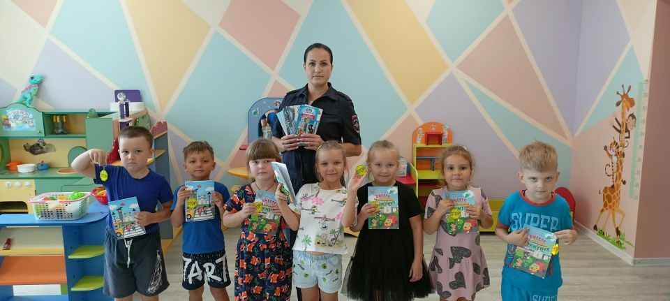 Госавтоинспекция Анивы провела профилактическое мероприятие с воспитанниками детского сада по световозвращающим элементам