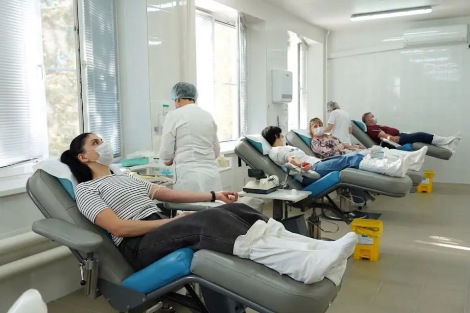 Медики Новгородского областного перинатального центра сдали кровь в День донора