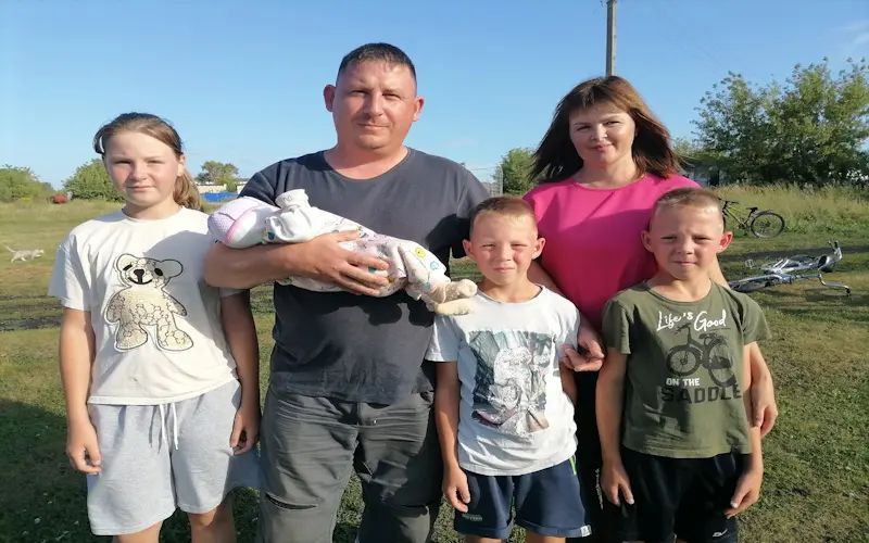 Подъезжая к дому Григория и Людмилы Бояркиных, первое, на что обращаешь внимание, – футбольное поле с естественным травяным газоном и настоящими, основательно закреплёнными воротами