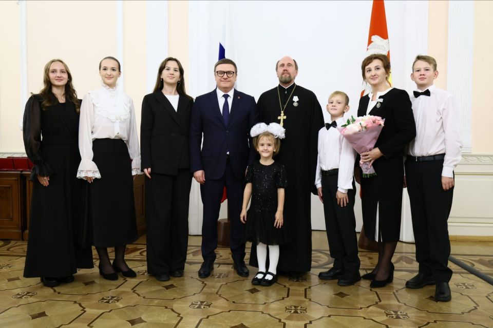 Губернатор вручил орден «Родительская слава» многодетной семье протоиерея из Златоуста