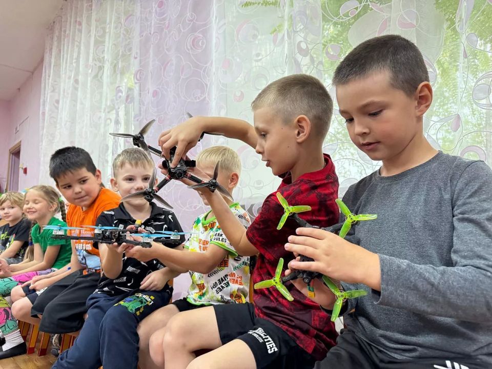Воспитанники детских садов Белогорска учатся управлять беспилотниками на игровых занятиях