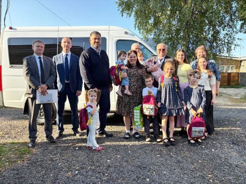 Евгений Люлин подарил многодетной семье из Дзержинска микроавтобус