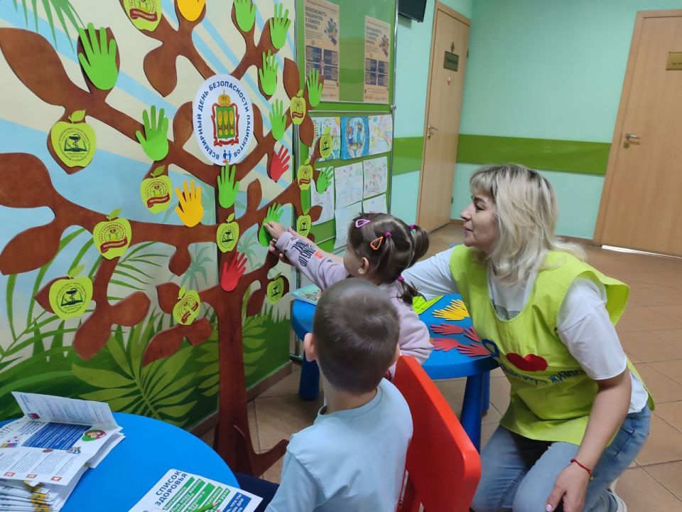 В детской поликлинике Пензы провели акцию «Дерево безопасности»