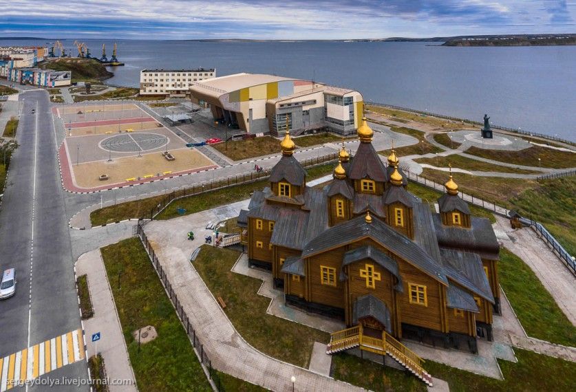 Сотрудники Госавтоинспекции городского отдела полиции в Анадыре познакомили детей со службой в ДПС и закрепили правила дорожного движения