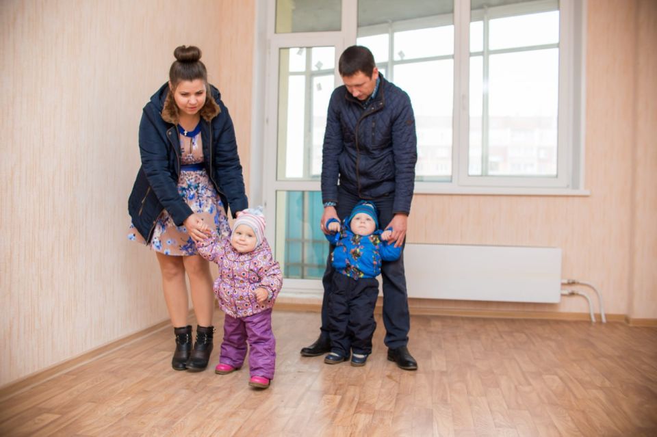 Две многодетные семьи Якутии получили выплаты на жилье на 22 млн рублей