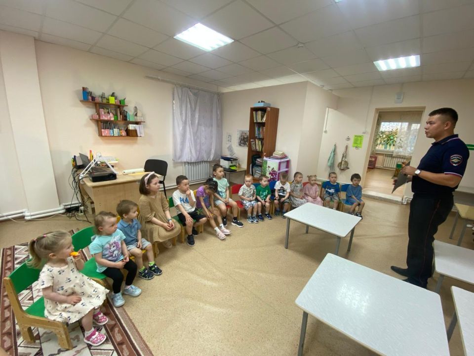 В рамках Недели безопасности участковый уполномоченный полиции провёл профилактическую беседу с воспитанниками детского сада в посёлке Харута