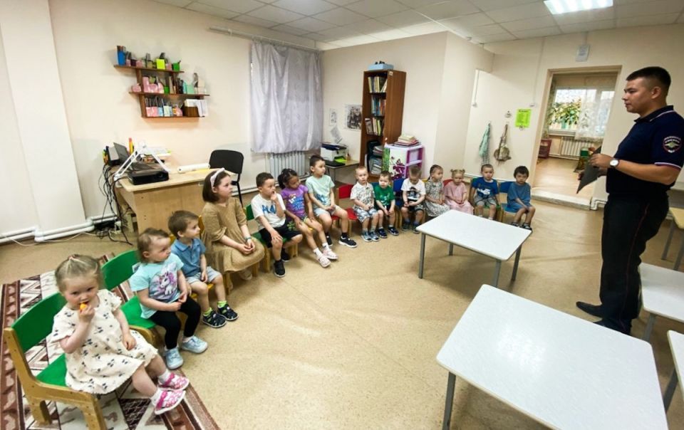 В Харуте полицейские провели профилактическую беседу с воспитанниками детского сада