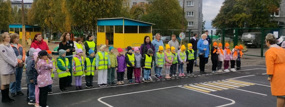 В Мурманской области автоинспекторы учат дошкольников безопасности на дорогах через игру