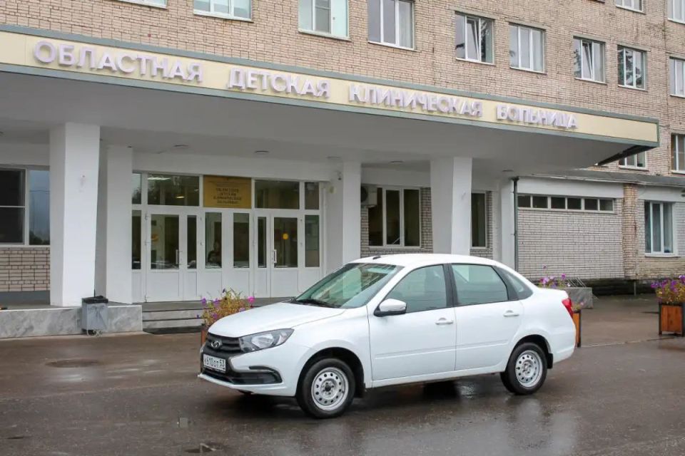 Новгородская областная детская больница получила новый автомобиль