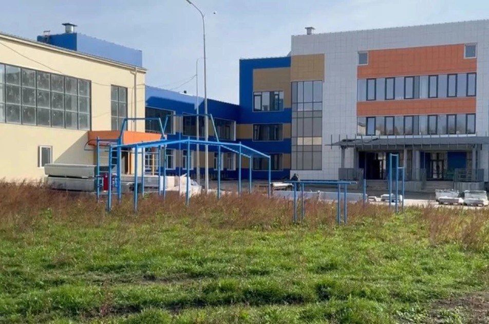 В поселке Усть-Ордынский продолжают строить детскую поликлинику на 150 посещений