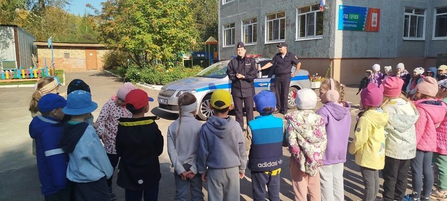 Воспитанников детского сада № 17 г. Сыктывкара навестили сотрудники Госавтоинспекции