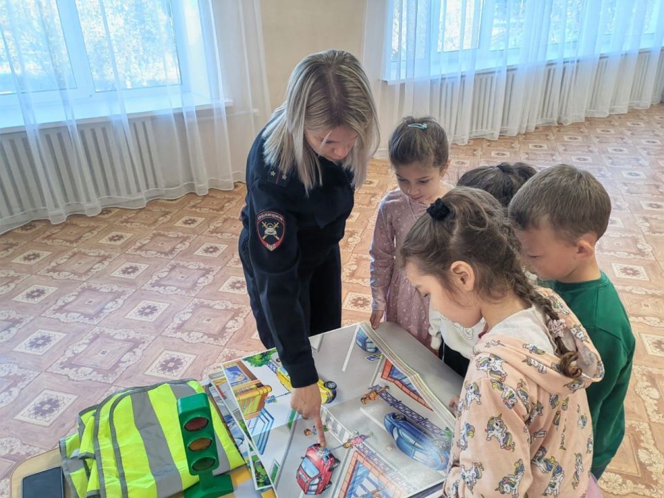 Воспитанники детского сада г. Зубцов познакомились с опасностями, которые могут подстерегать их на дороге!