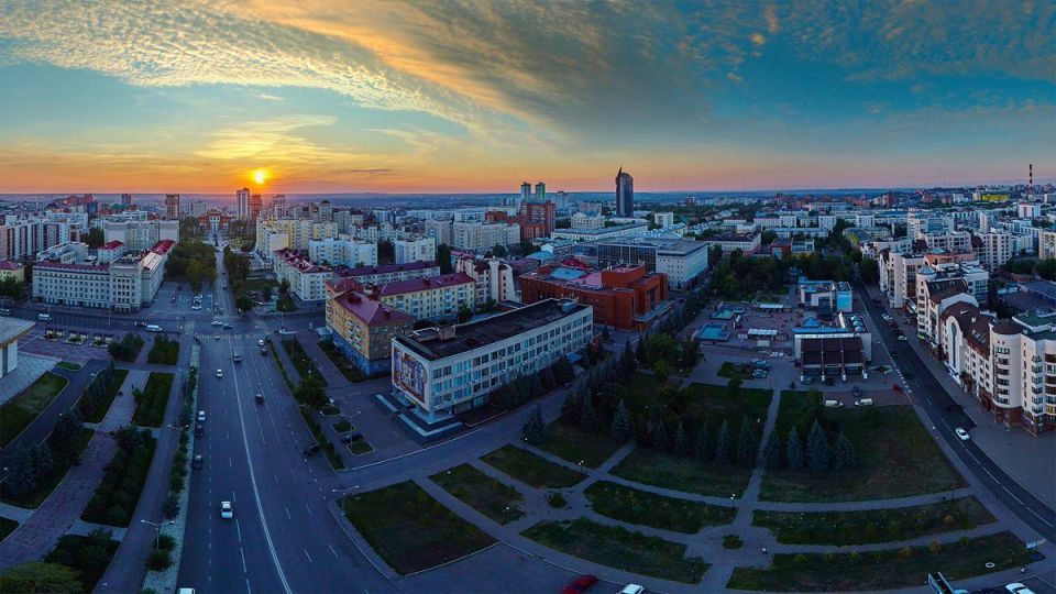 В первое воскресенье октября вся страна традиционно чествует педагогов, посвятивших свою жизнь обучению и воспитанию детей.