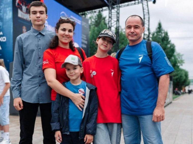 Многодетная семья омского учителя признана одной из самых спортивных в России
