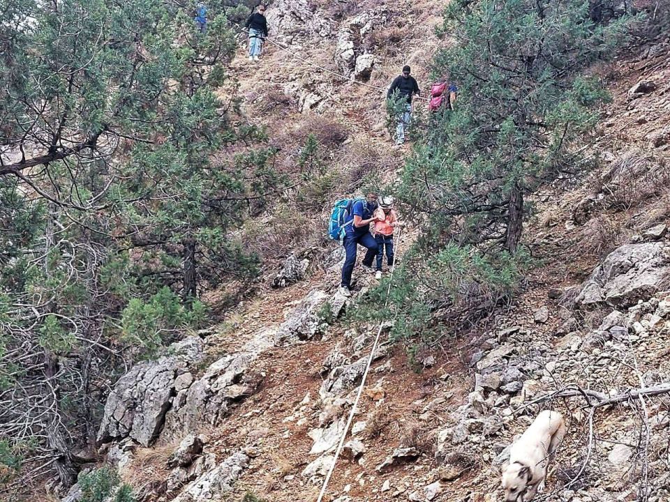 Севастопольские спасатели эвакуировали семью с детьми из каньона Узунджа