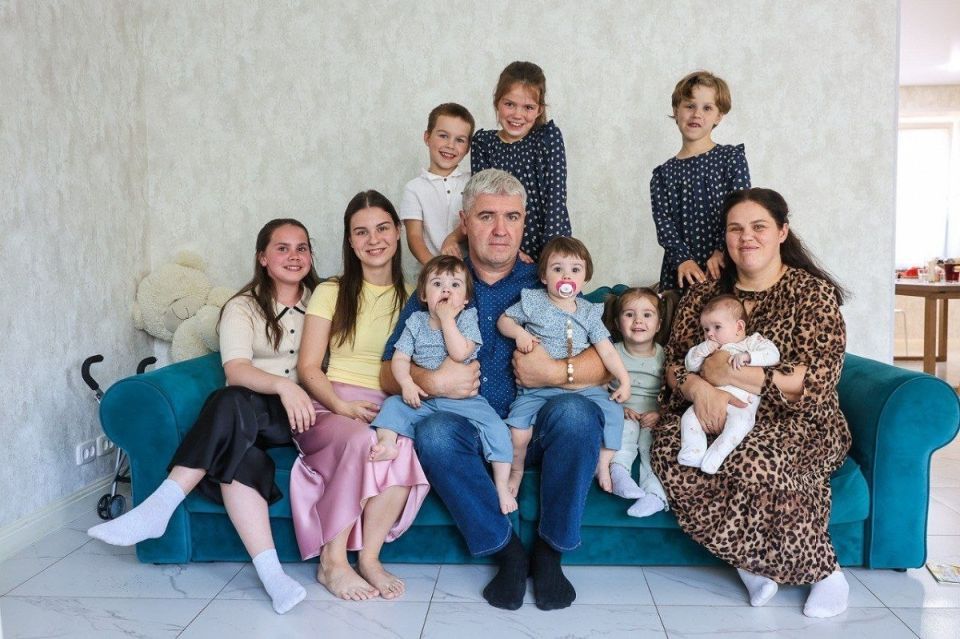 «У каждого теперь есть своё место»: многодетной семье Сусловых из Дзержинска подарили 9-местный «Соболь»
