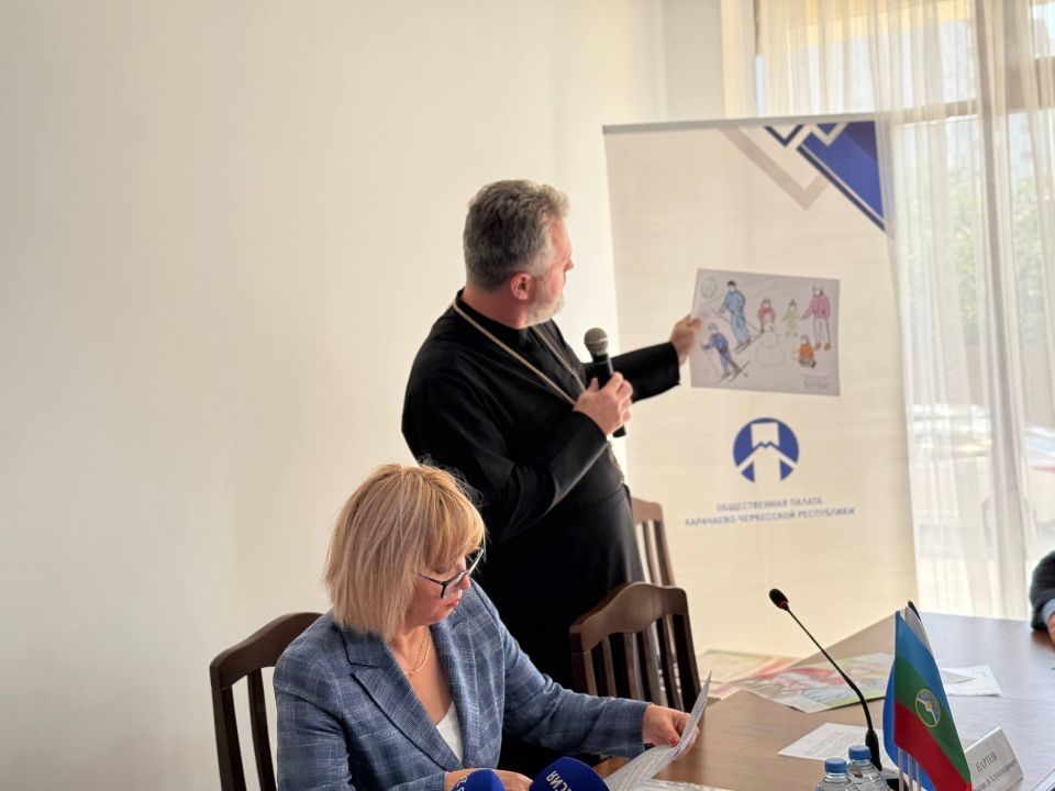 В КЧР наградили победителей конкурса детского рисунка «Моя дружная семья»