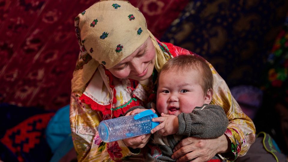 Ямальские родители из числа КМНС начали получать методическое пособие «Ребенок от нуля до трех» на родных языках