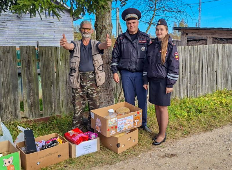 Полицейские помогли детсадовцам передать подготовленные ими для животных «коробочки добра»