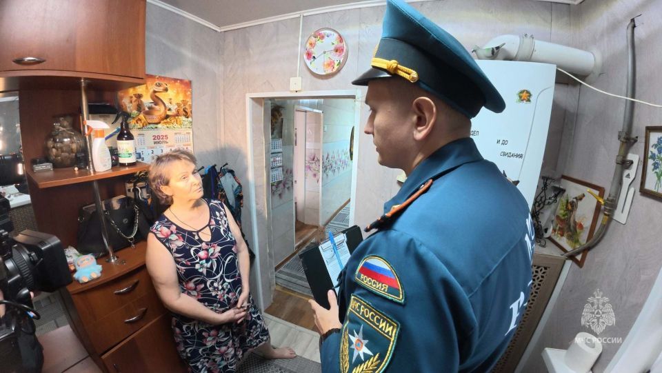 В Кургане сотрудники МЧС России напомнили о правилах пожарной безопасности многодетным семьям и семьям, находящимся в социально опасном положении