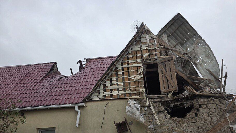 В Херсонской области в результате атак ВСУ повреждены жилой дом и автомобиль