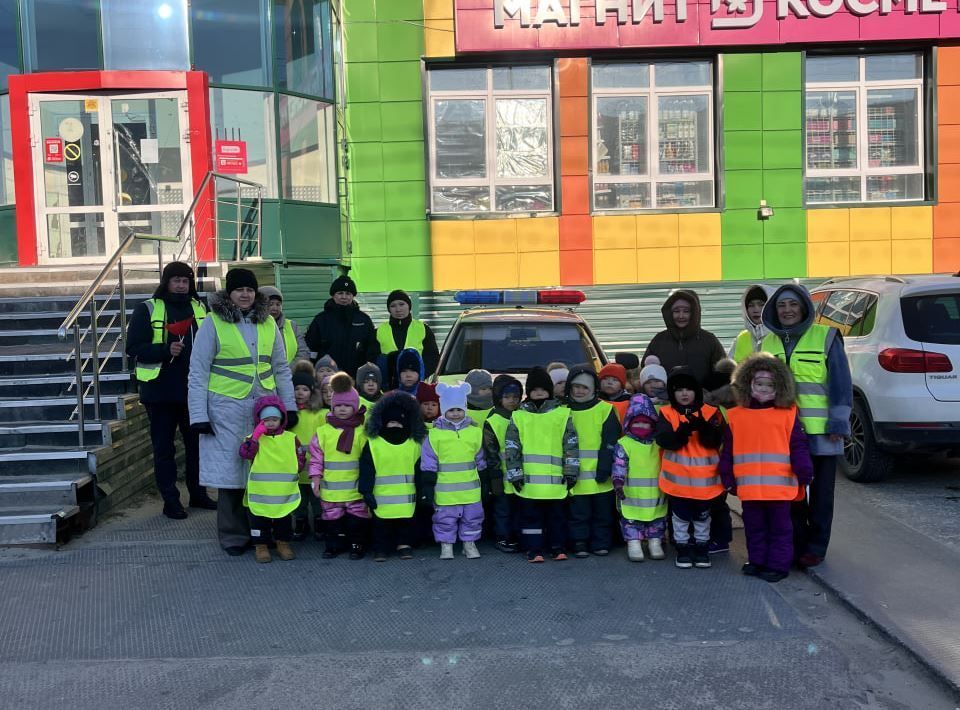 Тазовские автоинспекторы провели мероприятие «Шагающий автобус»