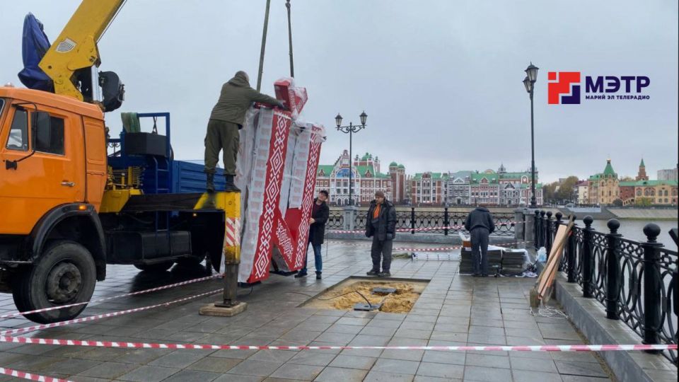 Скульптуру, посвященную «и краткой», устанавливают в паре шагов от детской поликлиники № 3 на набережной Брюгге