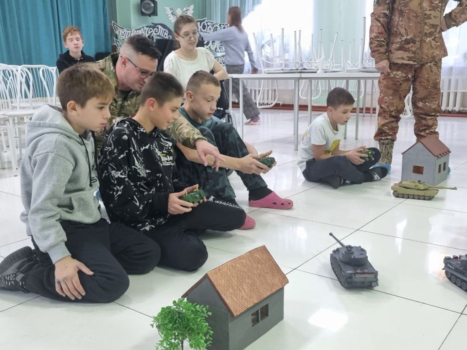 Управление танками под руководством ветеранов СВО освоили воспитанники детского дома в ЕАО