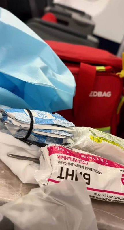 Схватки на высоте 10 тысяч метров: пассажирка начала рожать прямо в самолете